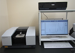 フーリエ変換赤外分光装置（FT-IR）